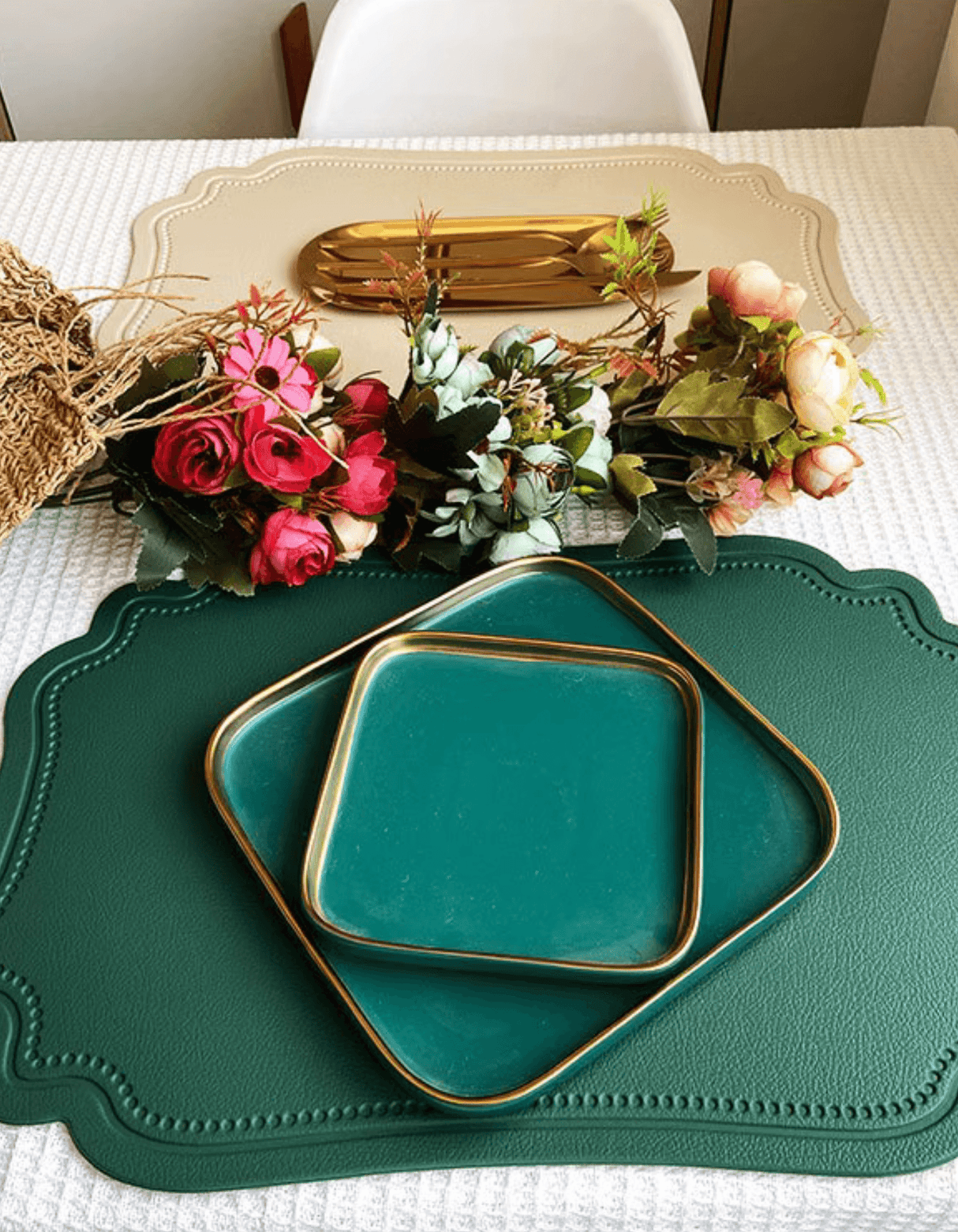 LaBelle Place Mat with curved edges, crafted from elegant faux leather, water- and heat-resistant, adding sophistication to any table setting